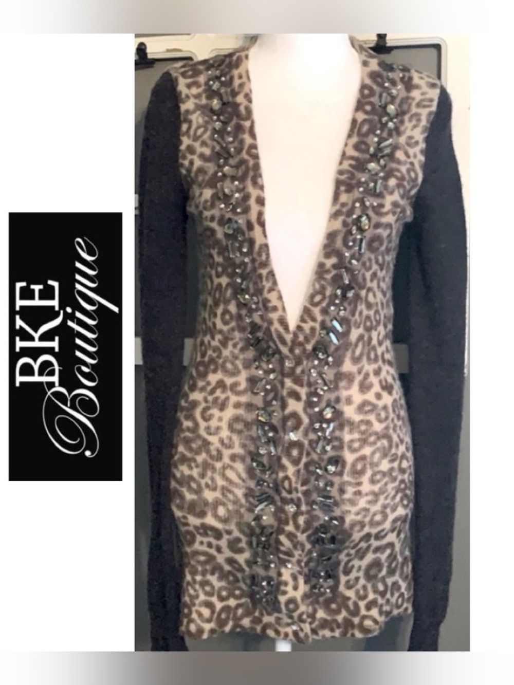 10/$10 💰BKE Boutique Beautiful Long sweater w/colored crystal embellishments. XS